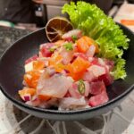 ciotola nera con pescato misto a cubetti