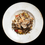 piatto con giocai soba noodles con frutti di mare