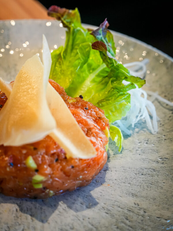 Tartara di salmone con caviale e avocado