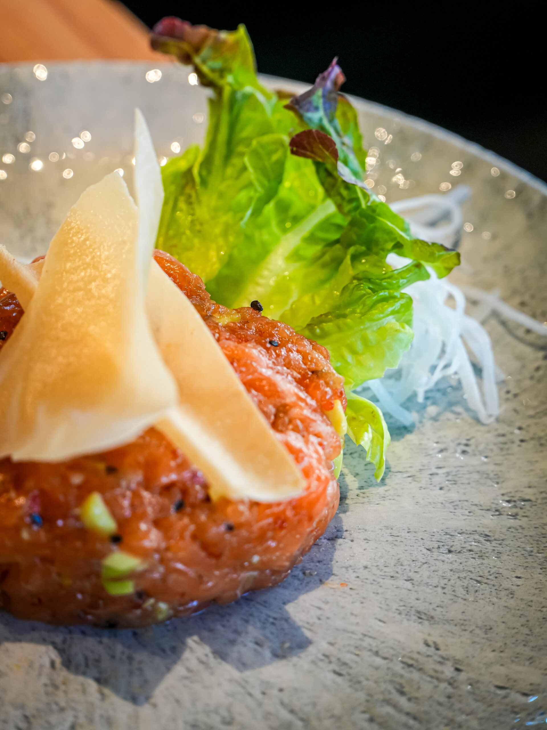 Tartara di salmone con caviale e avocado
