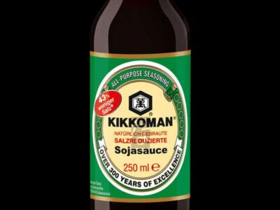 bottiglia con salsa di soia kikkoman da 250 ml con poco sale.