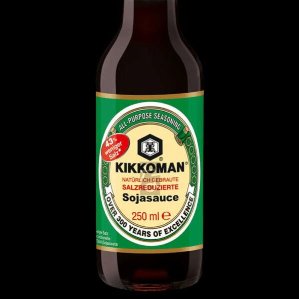 bottiglia con salsa di soia kikkoman da 250 ml con poco sale.
