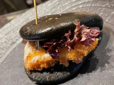 bao al nero di seppia con salmone tempura