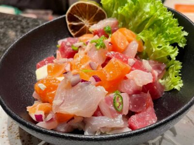 ciotola nera con pescato misto a cubetti