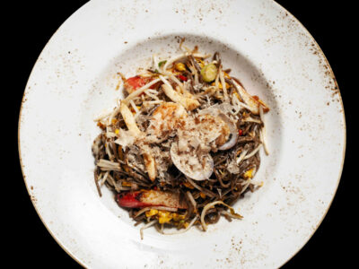 piatto con giocai soba noodles con frutti di mare