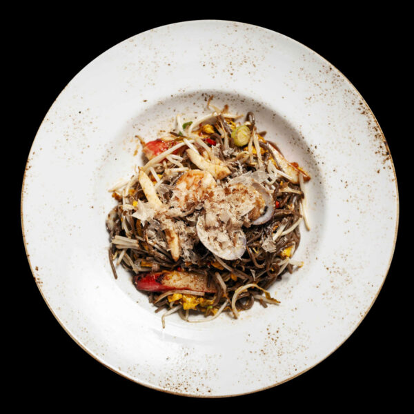 piatto con giocai soba noodles con frutti di mare
