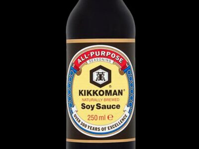 bottiglia con salsa di soia kikkoman da 250 ml.