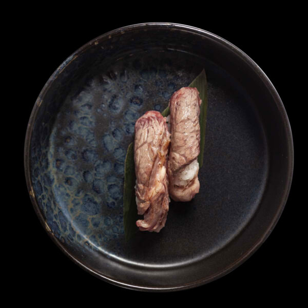 2 nigiri con riso e carne di manzo giapponese wagyu