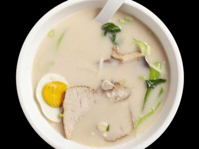 Noodles in brodo caldo con uovo sodo