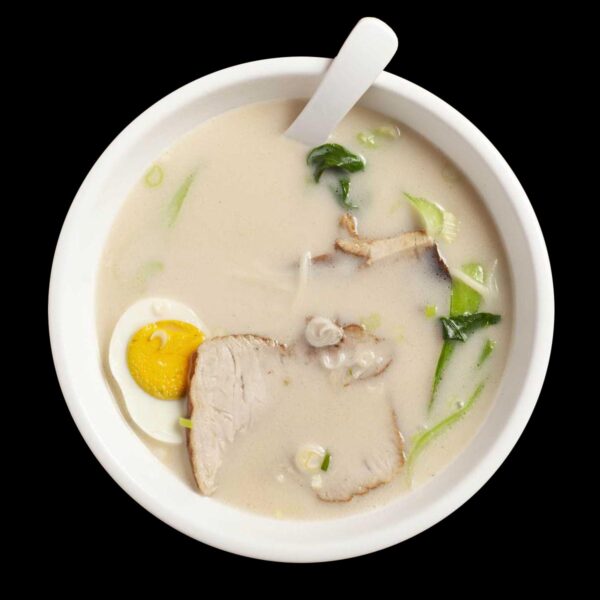 Noodles in brodo caldo con uovo sodo