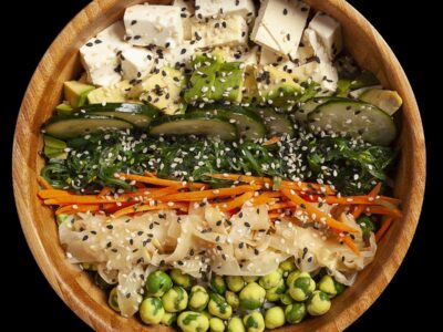 Poke bowl vegetariana con tofu