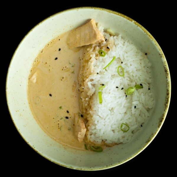 Riso con salmone al curry rosso