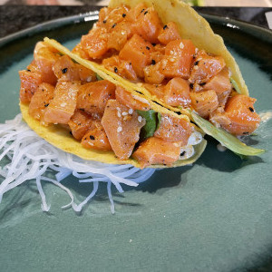 Tacos ripieni con tartare di salmone marinato