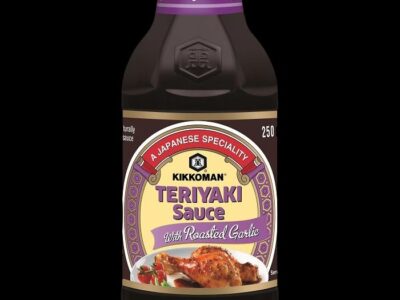 bottiglia con salsa Teriyaki kikkoman al gusto di aglio arrostito da 250 ml.