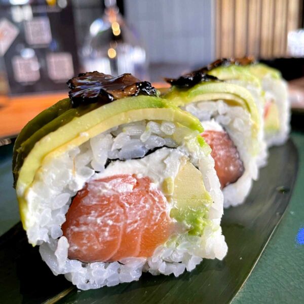 sushi roll con salmone