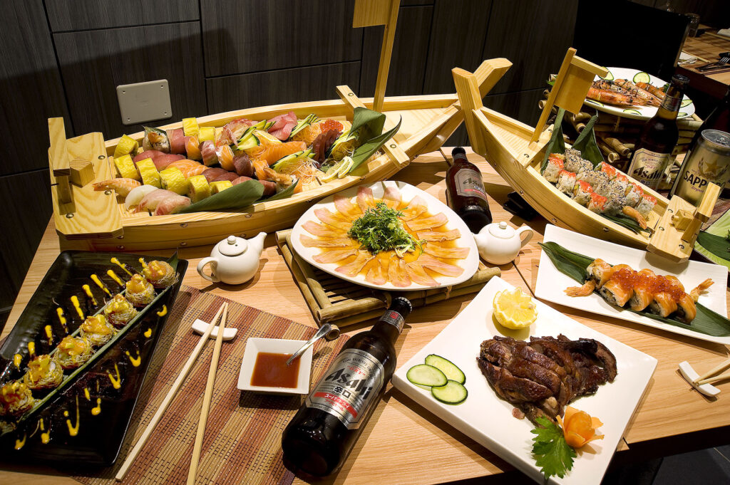 tavola con vari piatti di sushi