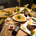 tavola con vari piatti di sushi