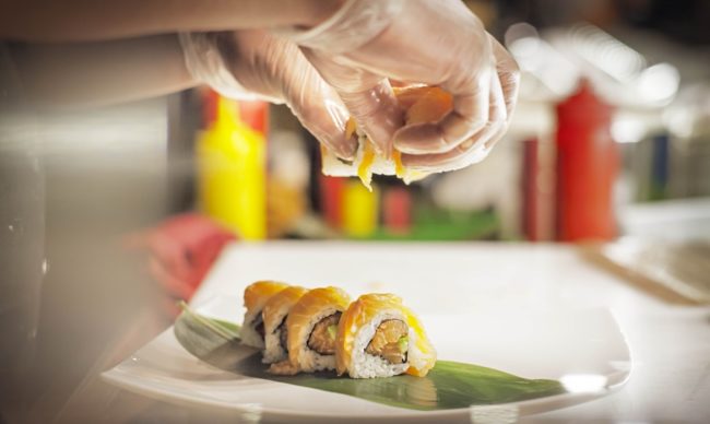chef impiatta roll di sushi