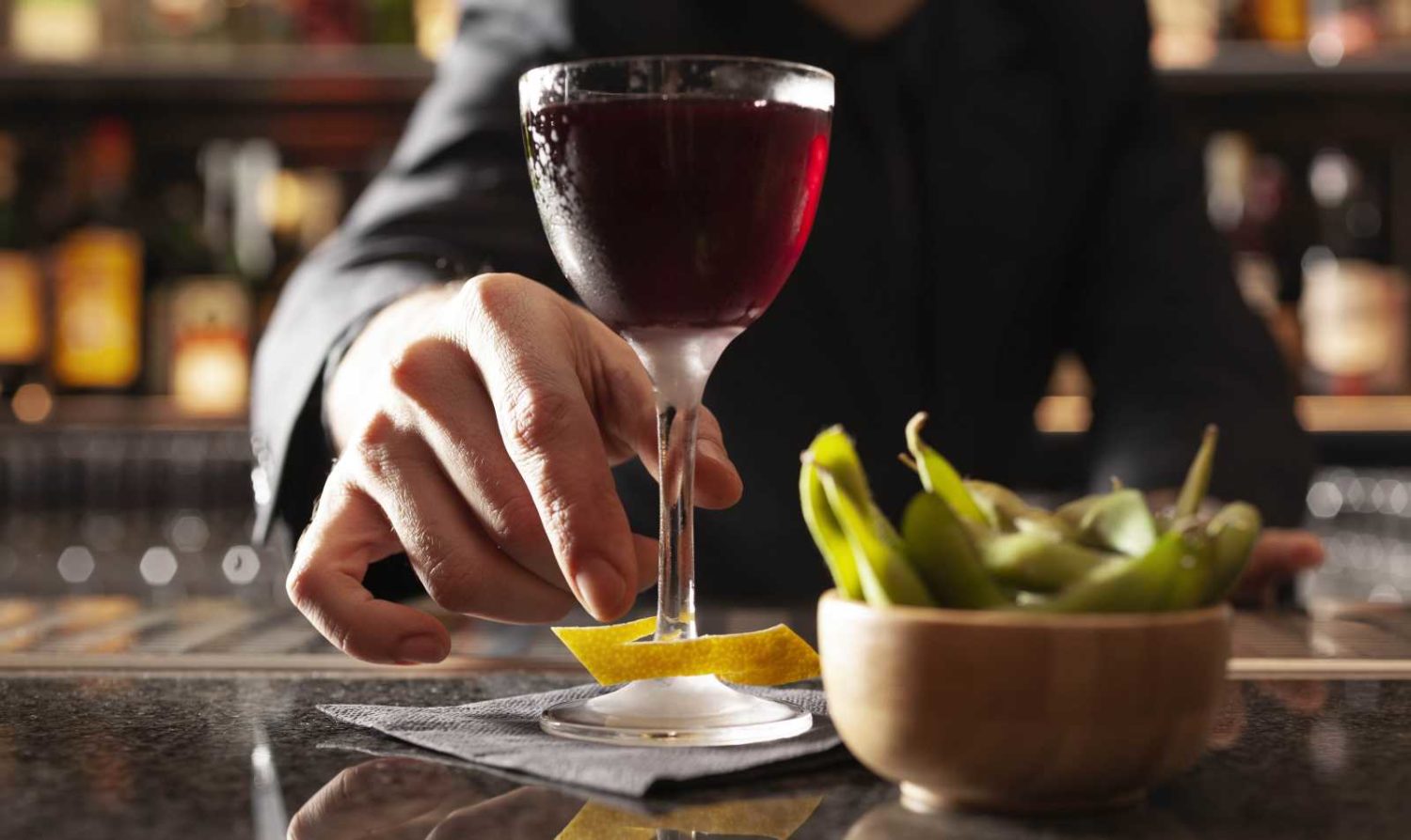bartender serve cocktail in abbinamento a edamame e sushi