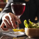 bartender serve cocktail in abbinamento a edamame e sushi