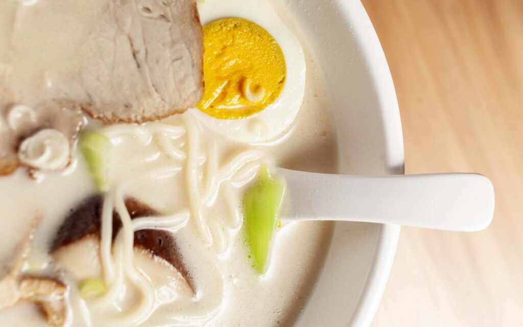 ramen in brodo con carne e uova