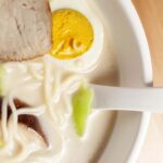 ramen in brodo con carne e uova