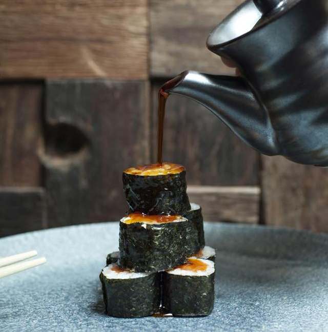 rolls di sushi con salsa di soia artigianale
