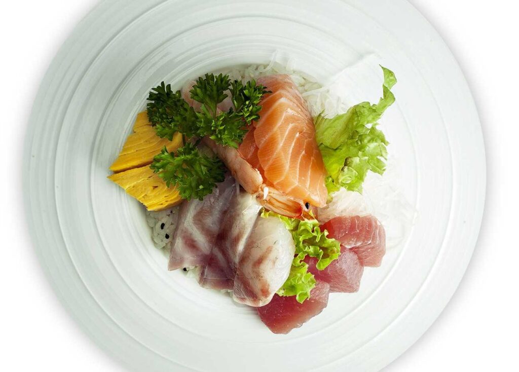 piatto bianco con cirashi misto