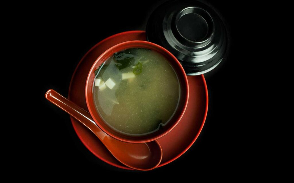 zuppa di miso servita in ciotola rossa