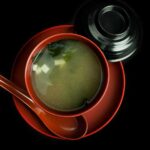 zuppa di miso servita in ciotola rossa