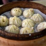 ravioli cinesi cotti al vapore nel bambù