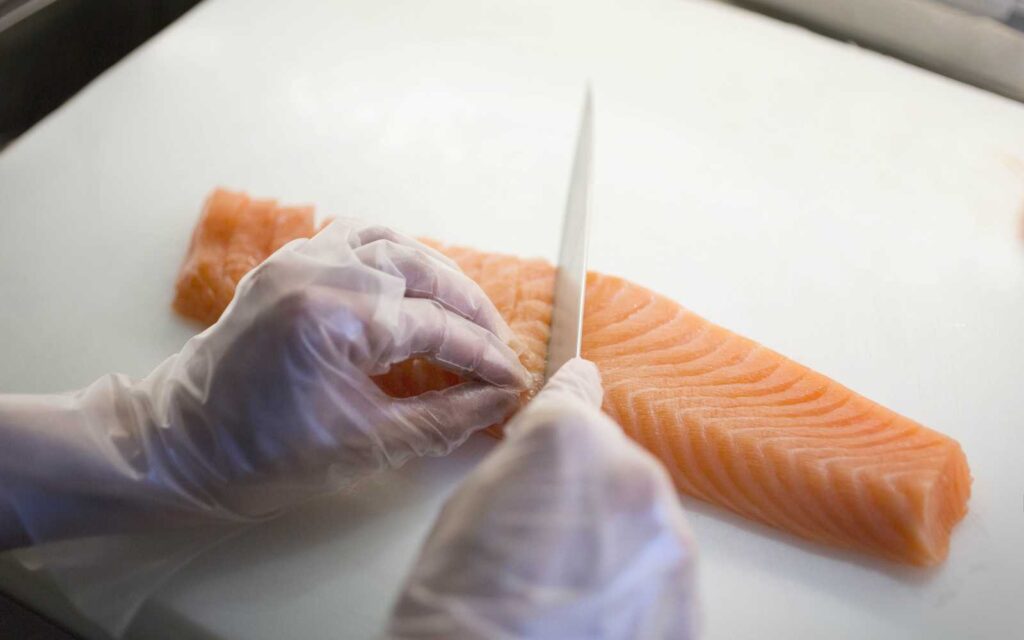 trancio di salmone crudo per sushi