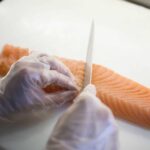 trancio di salmone crudo per sushi