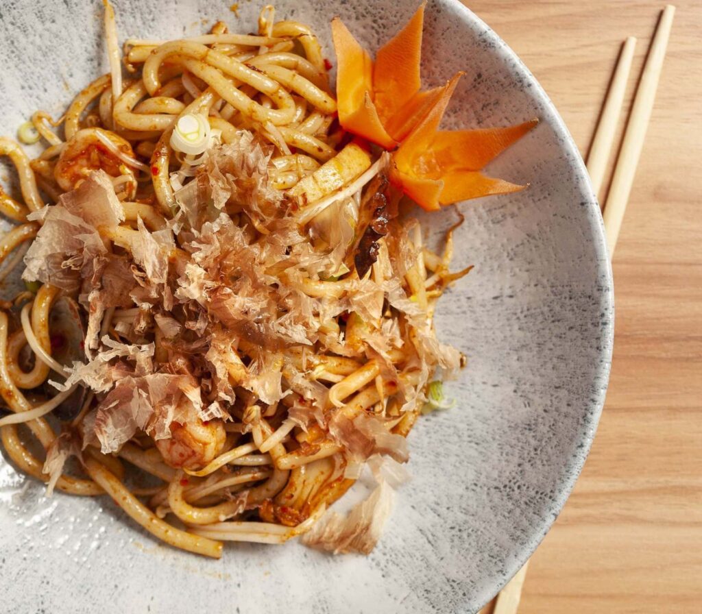 piatto con noodles e bacchette