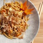 piatto con noodles e bacchette