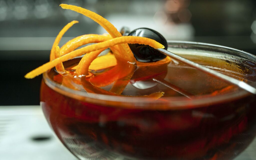 whisky giapponese in coppa di vetro con scorza di arancia