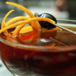 whisky giapponese in coppa di vetro con scorza di arancia