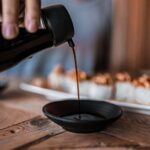 salsa ponzu viene versata in una ciotolina nera