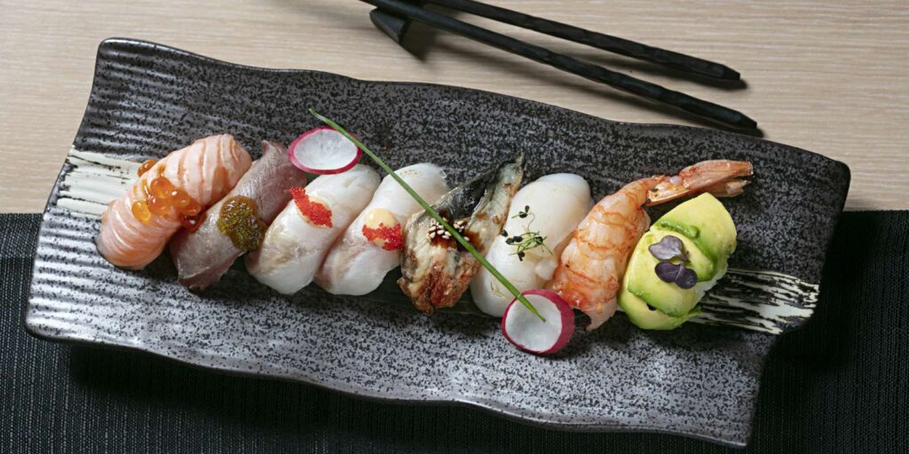 piatto rettangolare nero con nigiri misti