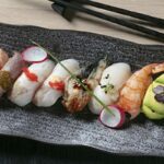 piatto rettangolare nero con nigiri misti