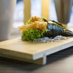 temaki con gambero in tempura su tagliere di legno chiaro