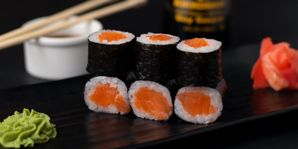 hosomaki al salmone con wasabi e soia fatti in casa