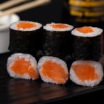 hosomaki al salmone con wasabi e soia fatti in casa