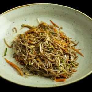 Noodles giapponesi di grano saraceno, spessore sottile e texture media con verdure miste.