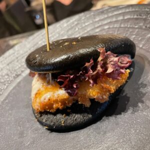 bao al nero di seppia con branzino tempura